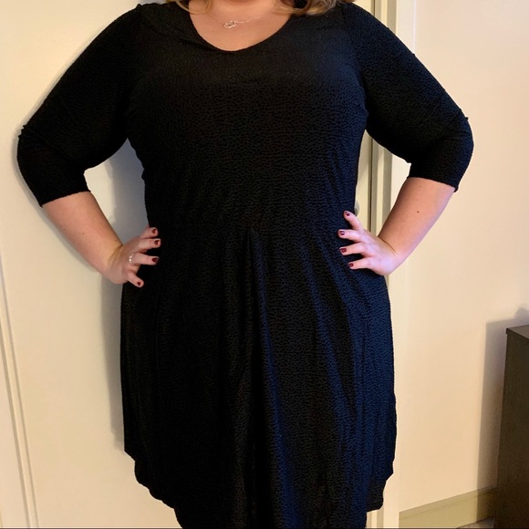 black mid sleeve dress